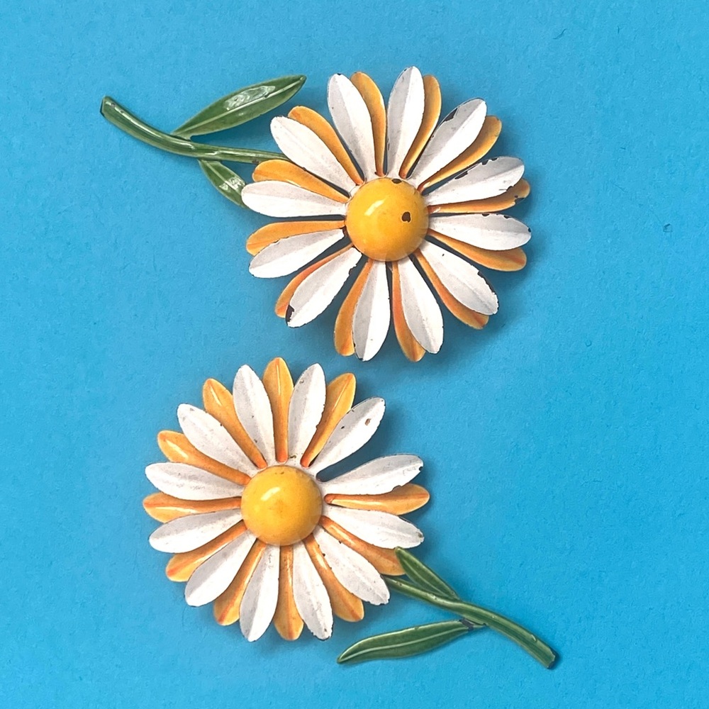 1960s Daisy Pin Vintage Flower Brooch Enamel Retro Mid Century Jewelry